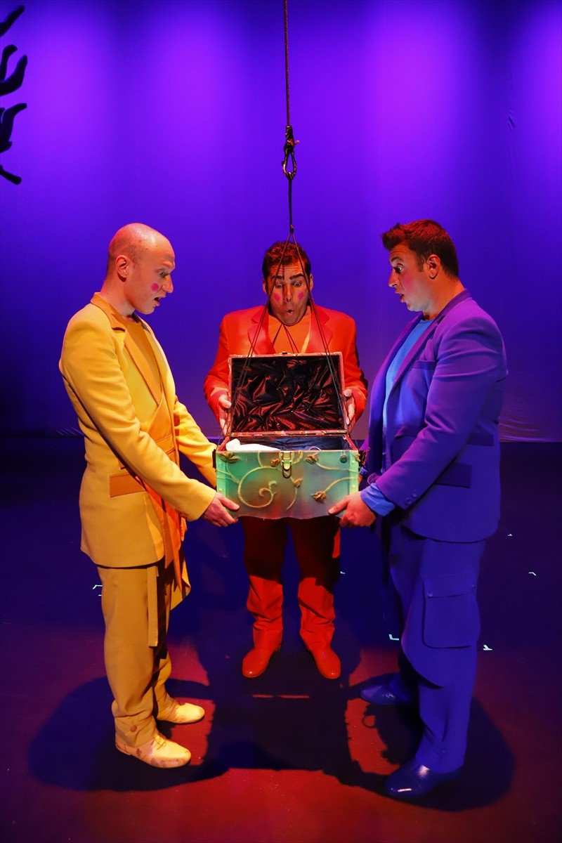 Erzurum Devlet Tiyatrosu (EDT), "Tiyatro Her Yerde" projesi kapsamında turne otobüsüyle kentin 12...