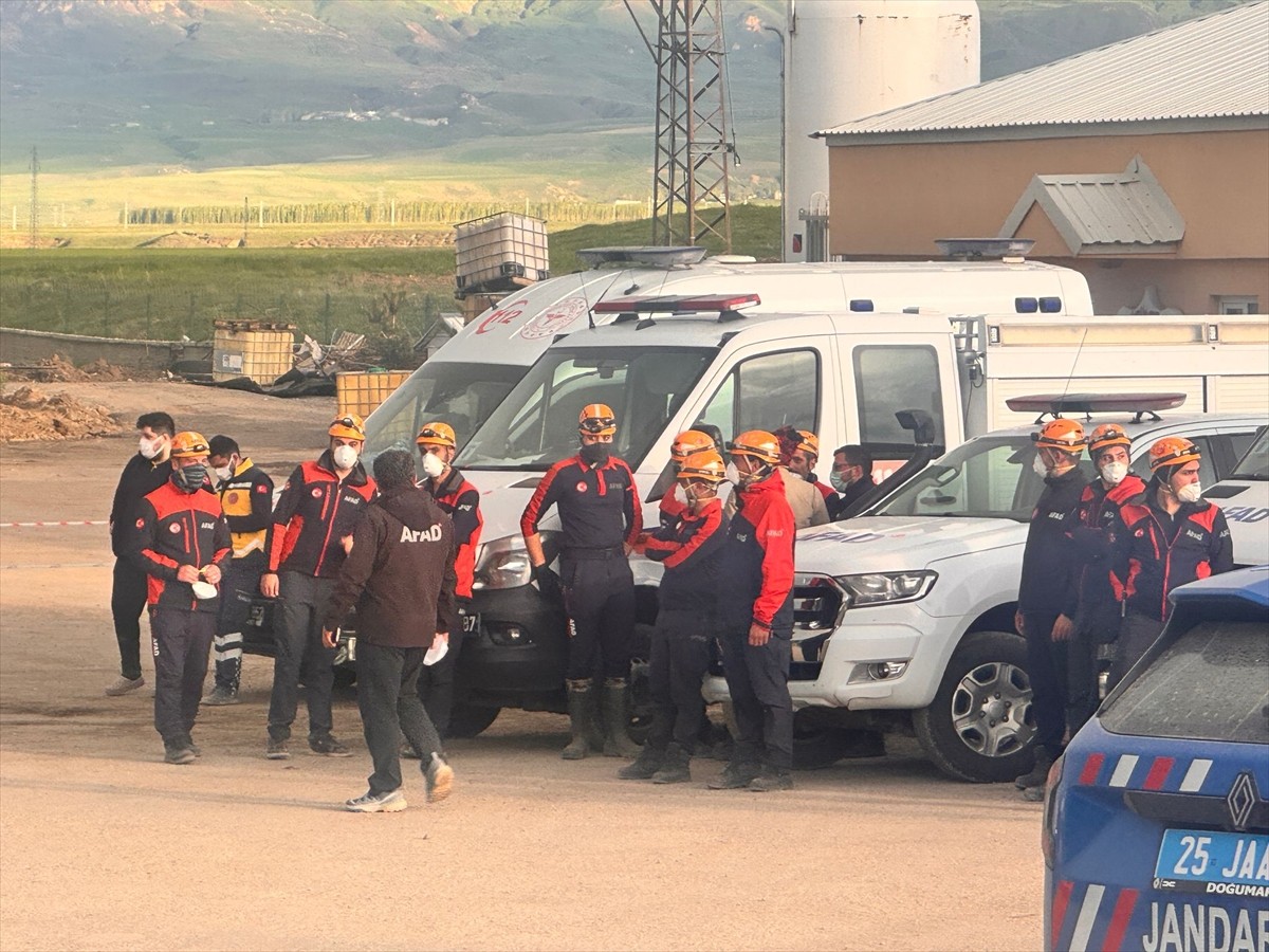 Erzurum’un Pasinler ilçesindeki asfalt üretim tesisinde meydana gelen patlamada 1 işçi öldü, 1...