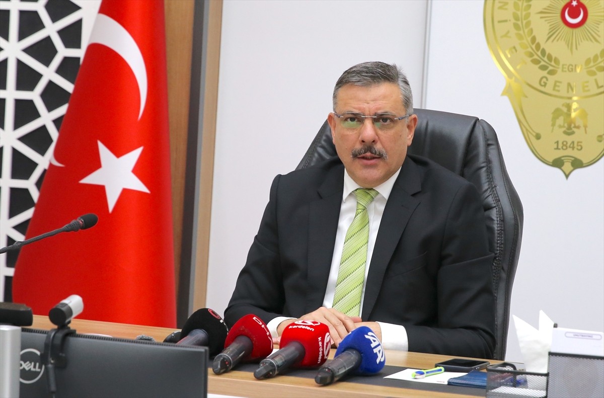 Erzurum Valisi Mustafa Çiftçi (ortada), İl Emniyet Müdürlüğünde düzenlenen "Asayiş ve Güvenlik...