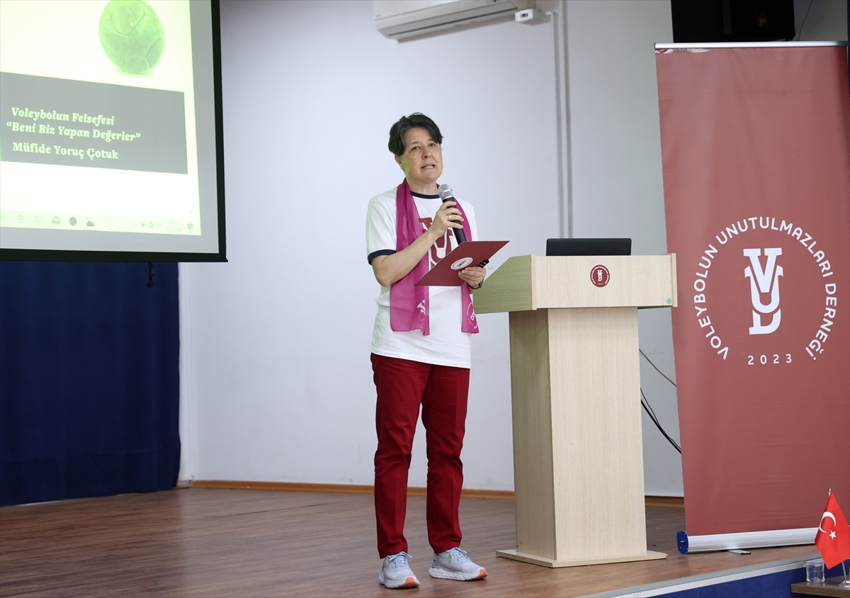 Eski milli voleybolculardan oluşan Voleybolun Unutulmazları Derneği (VUD) üyeleri, genç nesillere...