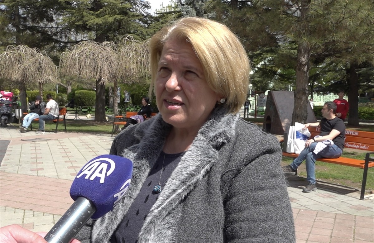 Eskişehir'de 40 yıldır ebelik yapan 62 yaşındaki Nilüfer Doğumsel, damadının doğumuna katıldığını...