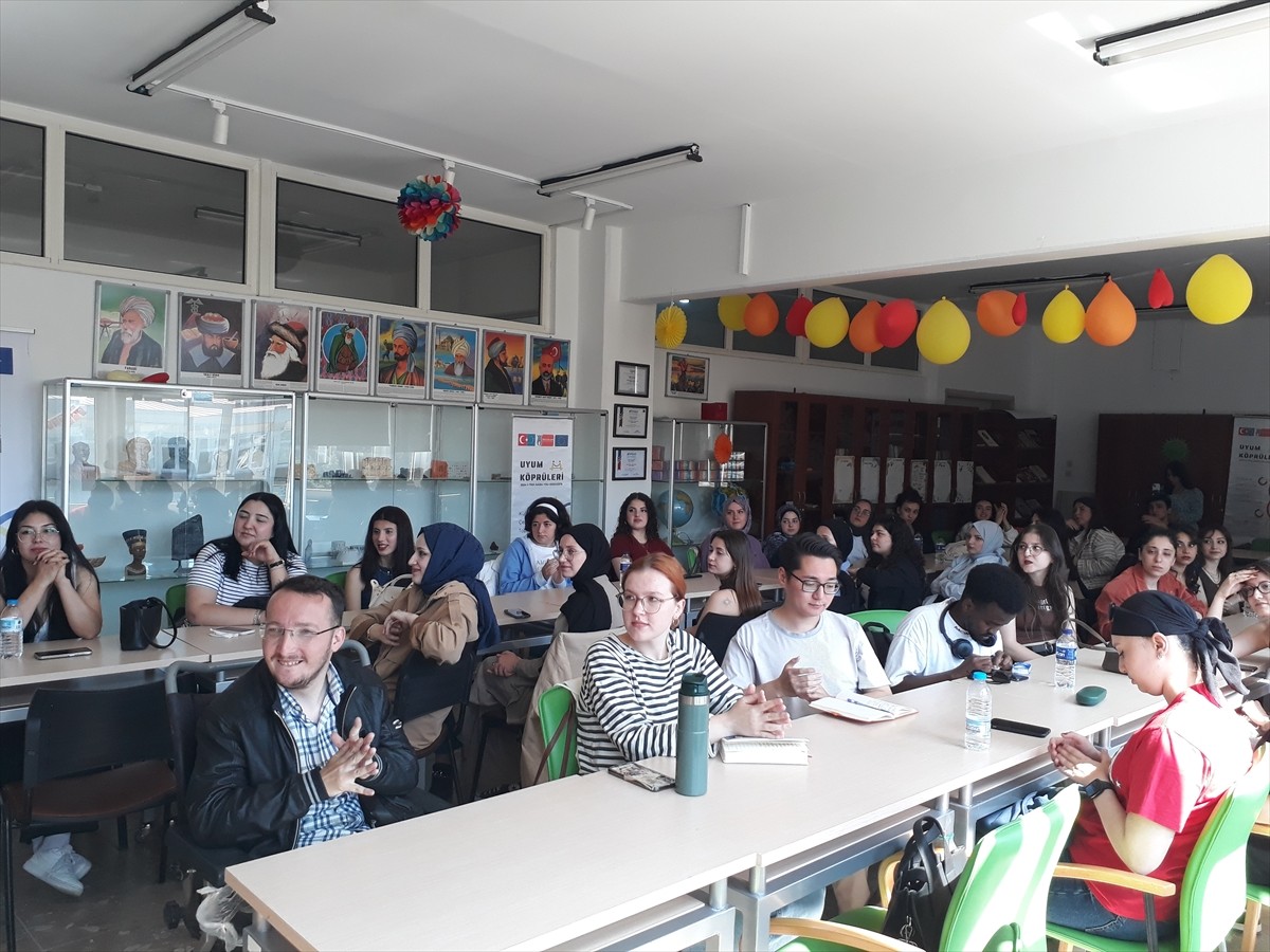 Eskişehir'de, farklı ülkelerden öğrencileri bir araya getirmeyi amaçlayan Süreyya Eğitim Kültür ve...