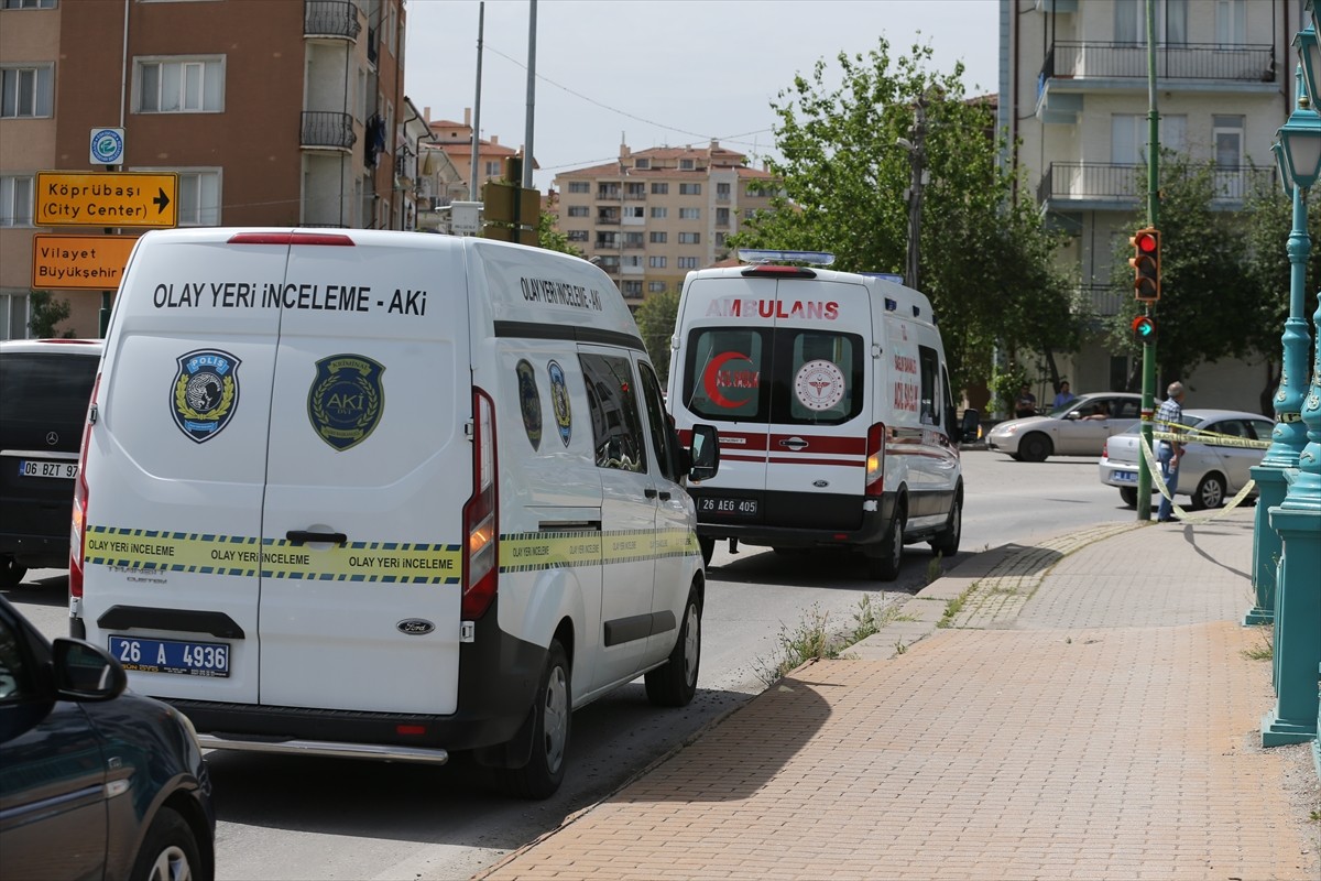 Eskişehir'de kent merkezinden geçen Porsuk Çayı'nda erkek cesedi bulundu. Bölgeye sevk edilen...