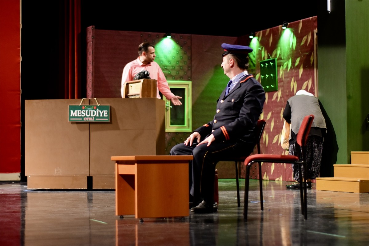 Eskişehir Adalet Sarayında görevli personel, şair, yazar ve düşünür Necip Fazıl Kısakürek'in...