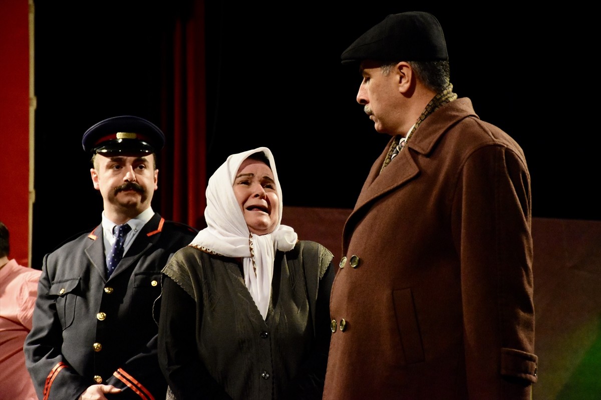 Eskişehir Adalet Sarayında görevli personel, şair, yazar ve düşünür Necip Fazıl Kısakürek'in...