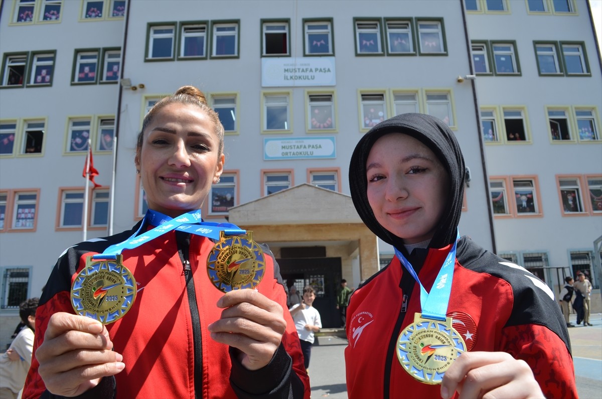 Estonya'da düzenlenen Avrupa Şampiyonası'nda altın madalya kazanan milli tekvandocular Safiye...