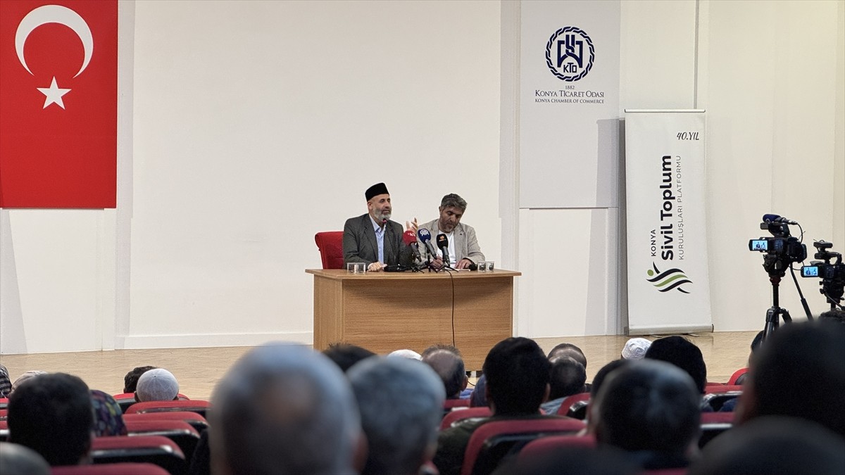 Filistinli Alimler Birliği Başkanı Nevvaf Tekruri (solda), Konya Sivil Toplum Kuruluşları...