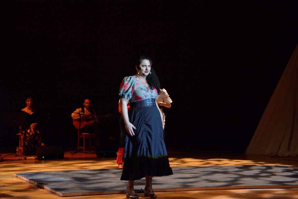 Flamenko, opera ve tiyatroyu aynı sahnede buluşturan "Falda Carmen Çıktı Müzikali" Bursalı...