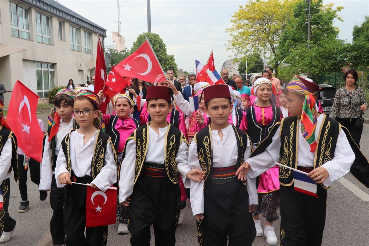 Fransa'nın başkenti Paris'in banliyösü Goussainville kentinde 9. geleneksel Türk Festivali...