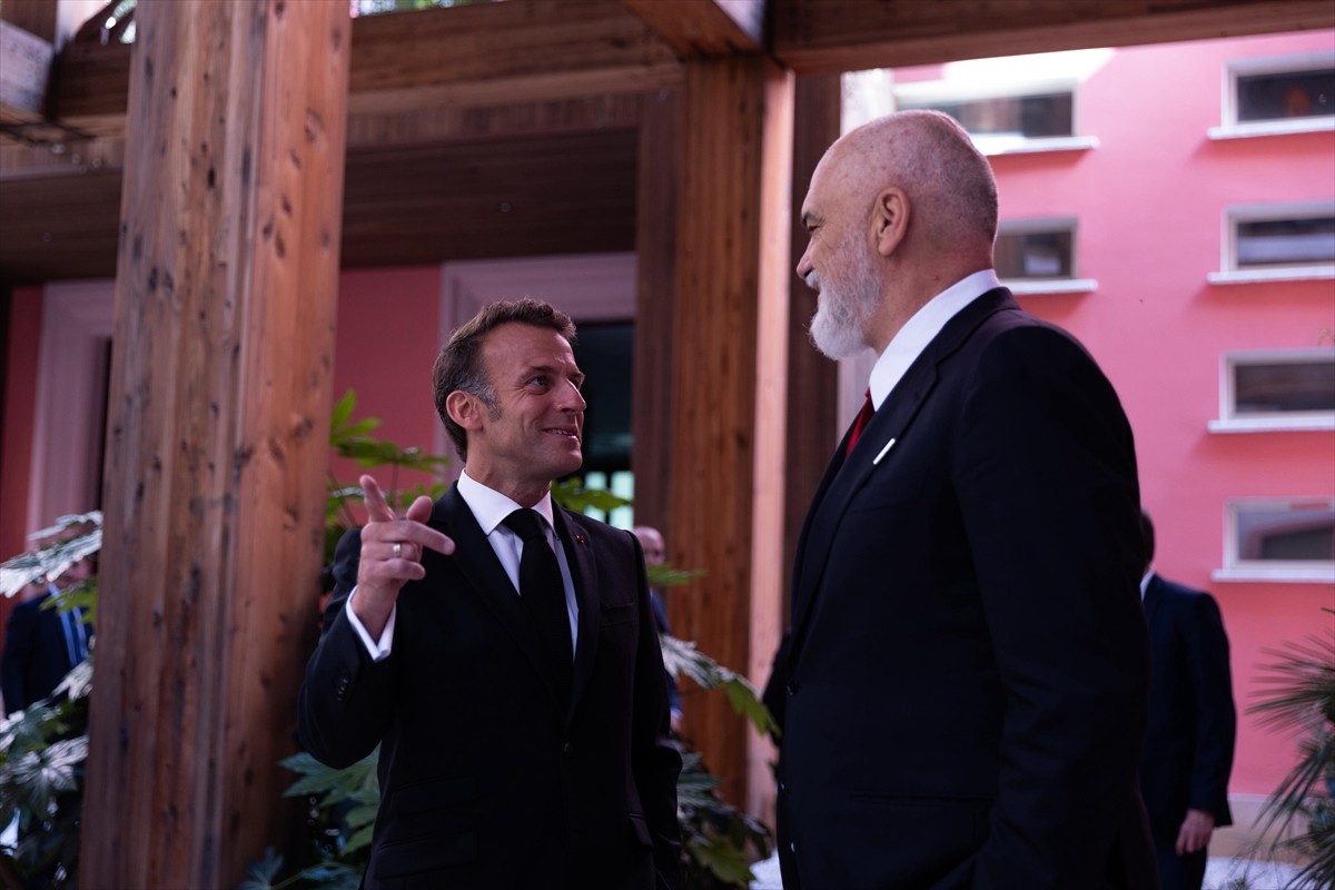 Fransa Cumhurbaşkanı Emmanuel Macron (solda) ile Arnavutluk Başbakanı Edi Rama (sağda)...