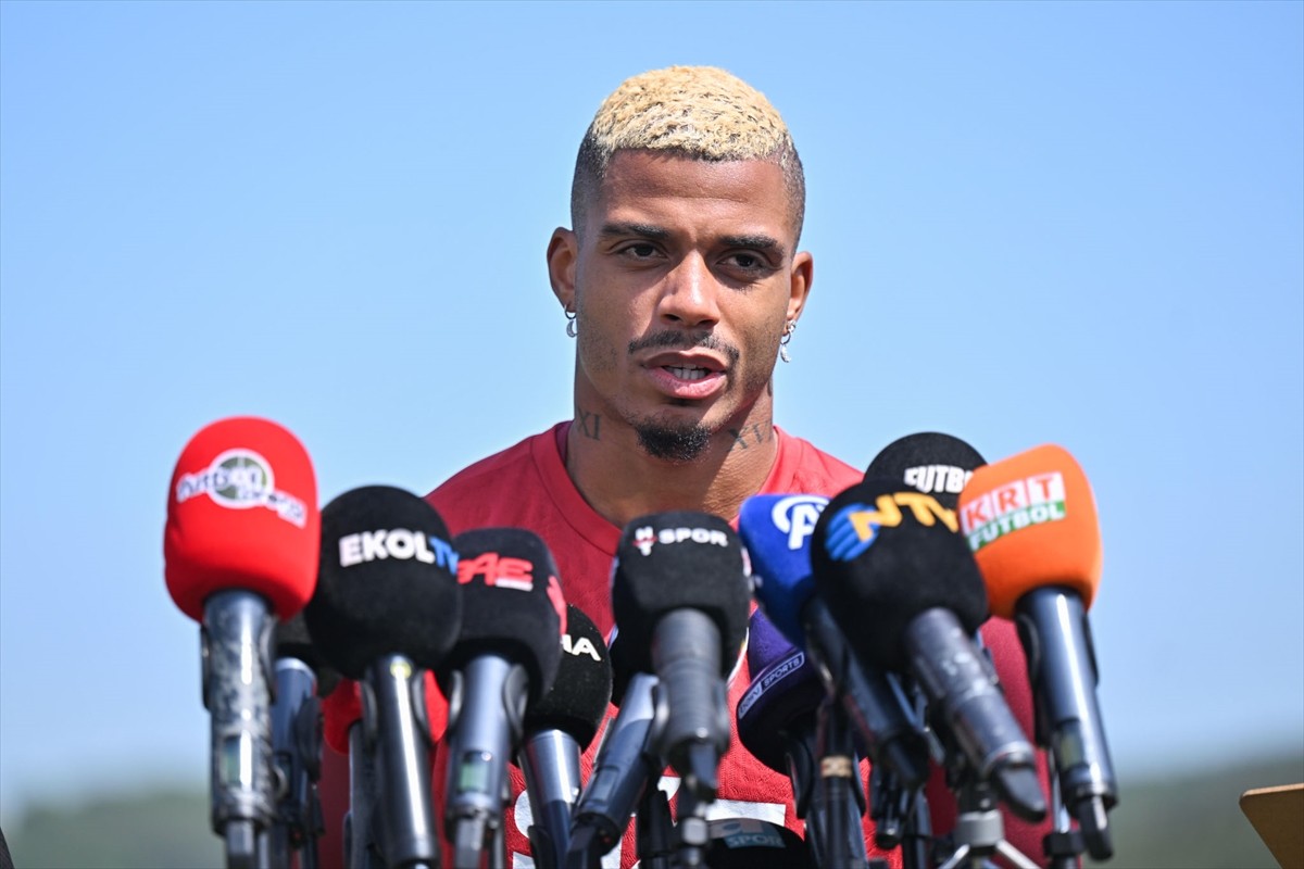 Galatasaray'ın Gabonlu orta saha futbolcusu Mario Lemina, Kemerburgaz Metin Oktay Tesisleri'ndeki...
