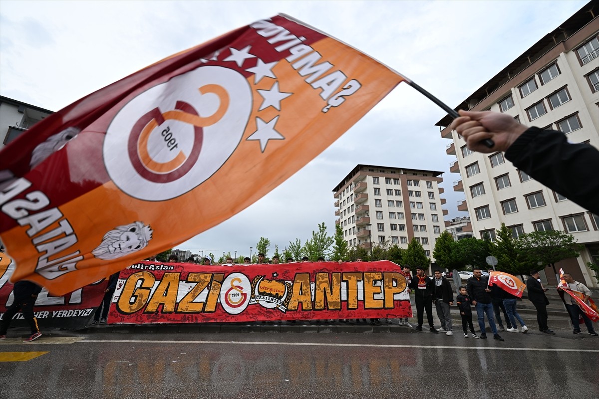 Galatasaray, Ziraat Türkiye Kupası finalinde yarın Trabzonspor ile yapacağı maç için Gaziantep'e...