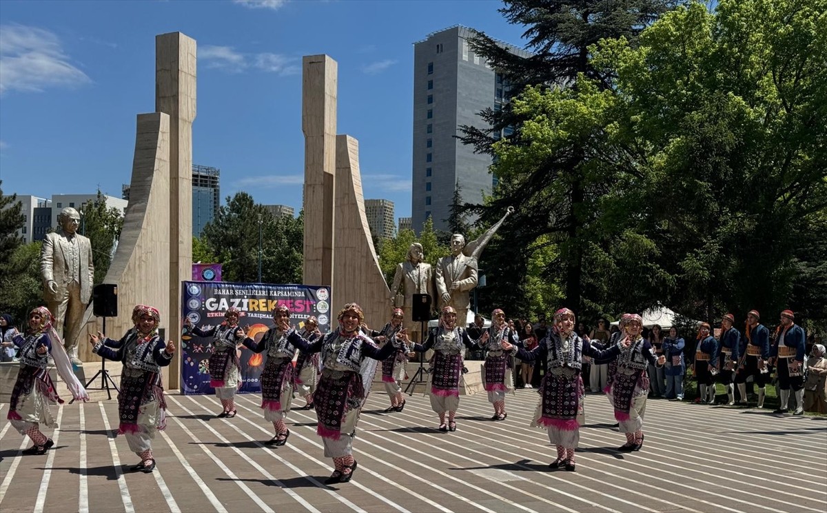 Gazi Üniversitesi Merkez Kampüsü'nün önünde düzenlenen şenliklere, Rektör Uğur Ünal, rektör...