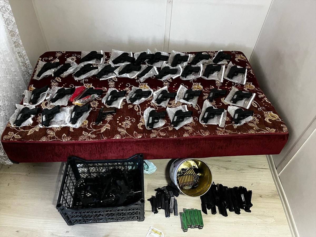 Gaziantep'in Nurdağı ve Şehitkamil ilçelerinde silah kaçakçılığına yönelik operasyonlarda 1 el...