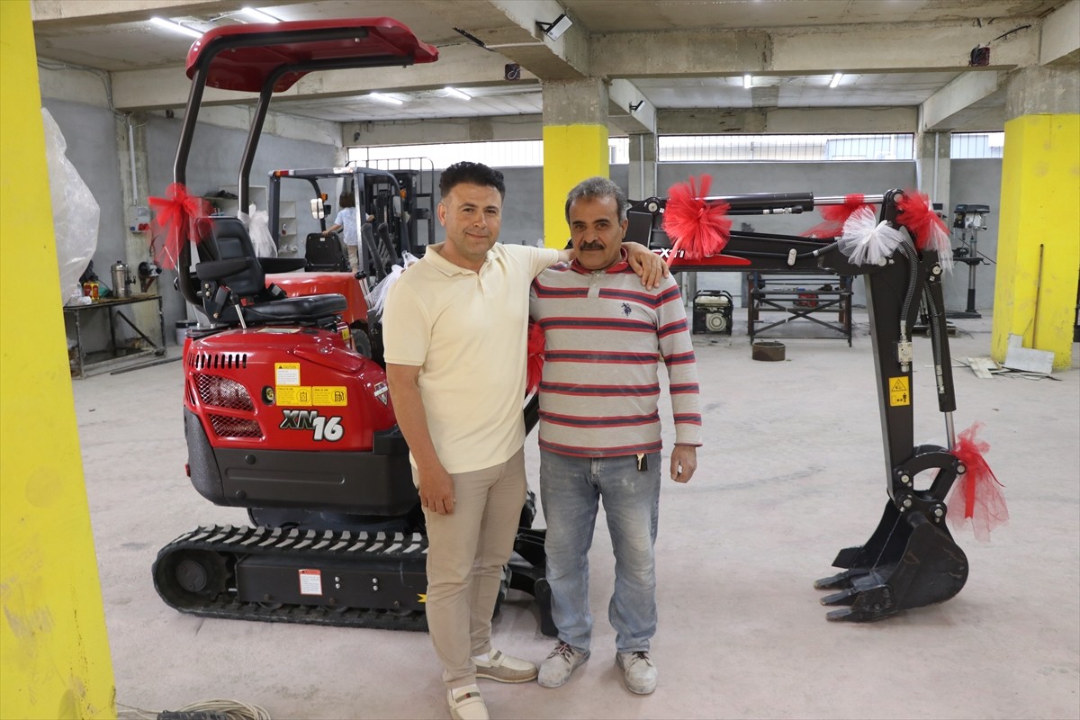 Gaziantep'te faaliyet gösteren düğün salonunun işletmecisi Gazi Albayrak (sol), yanında çalışan ve...