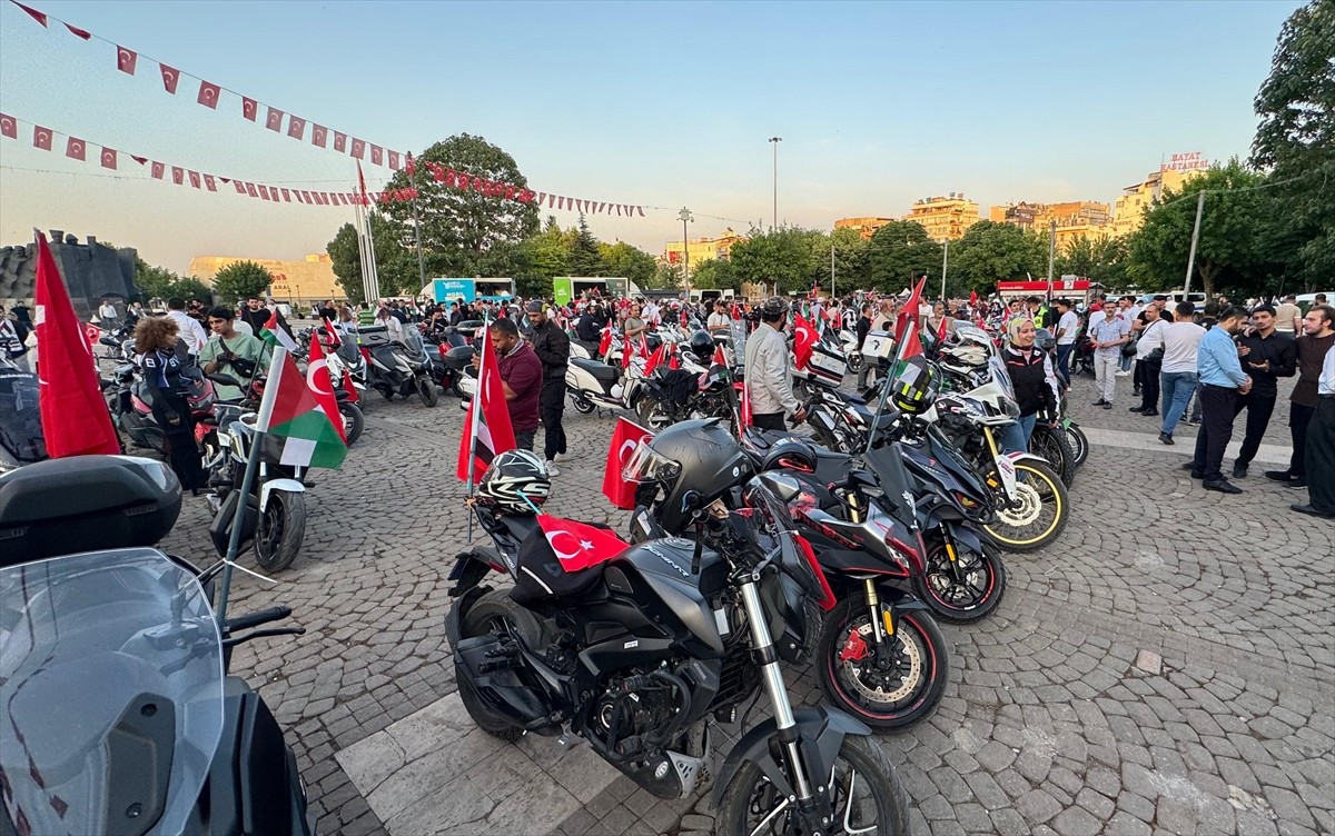 Gaziantep'te yaklaşık 300 motosikletli, İsrail'in Gazze'ye yönelik saldırılarını protesto etti....
