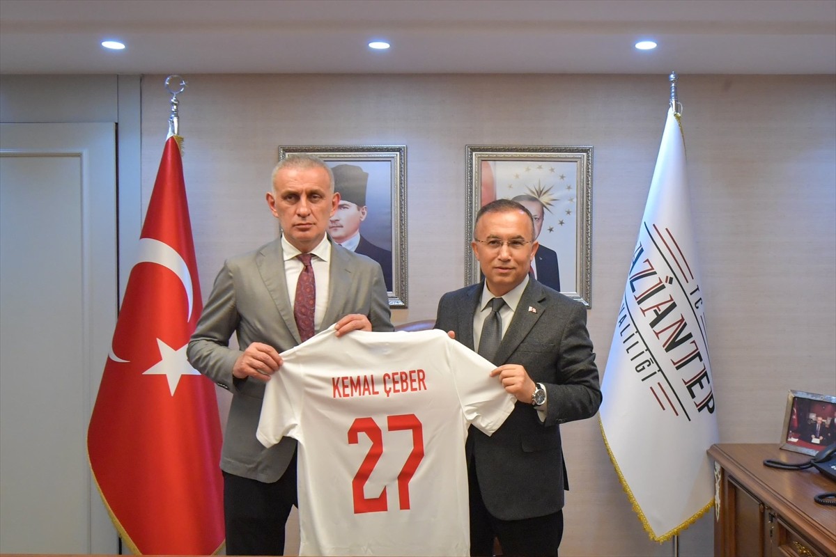 Gaziantep Valisi Kemal Çeber (sağda), Türkiye Futbol Federasyonu Başkanı İbrahim Hacıosmanoğlu...