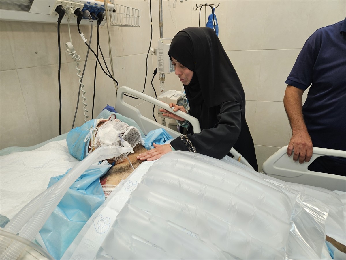 Gazze Şeridi'nin güneyindeki Han Yunus kentinde bulunan Nasır Hastanesi'nde çalışan Filistinli...