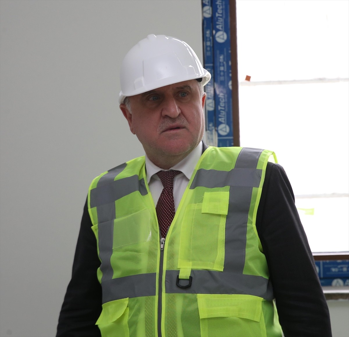 Gençlik ve Spor Bakanı Osman Aşkın Bak (ortada), Rize'de yapımı süren iki öğrenci yurdu inşaatında...