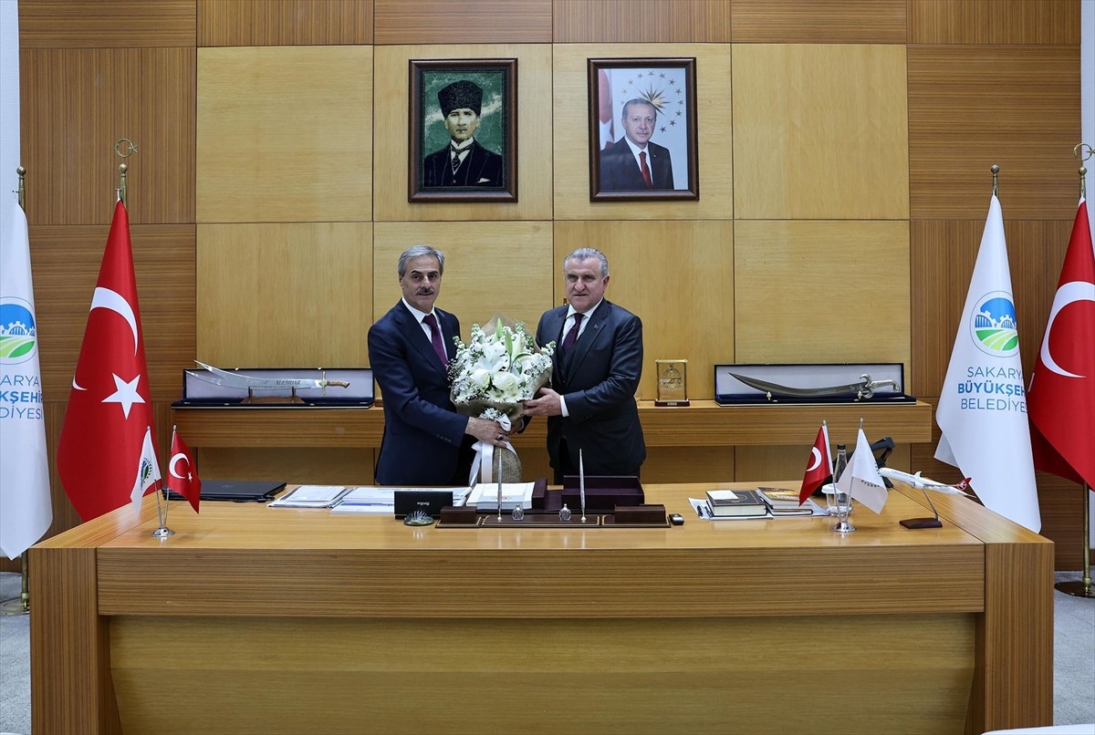 Gençlik ve Spor Bakanı Osman Aşkın Bak, Sakarya'da ziyaretler gerçekleştirdi. Bakan Bak (ortada)...