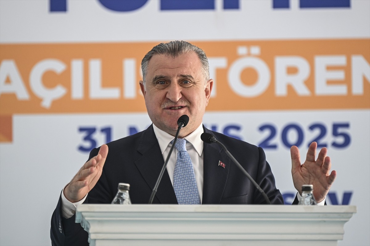 Gençlik ve Spor Bakanı Osman Aşkın Bak, Zeytinburnu'nda Veliefendi Kapalı Yüzme Havuzu'nun...