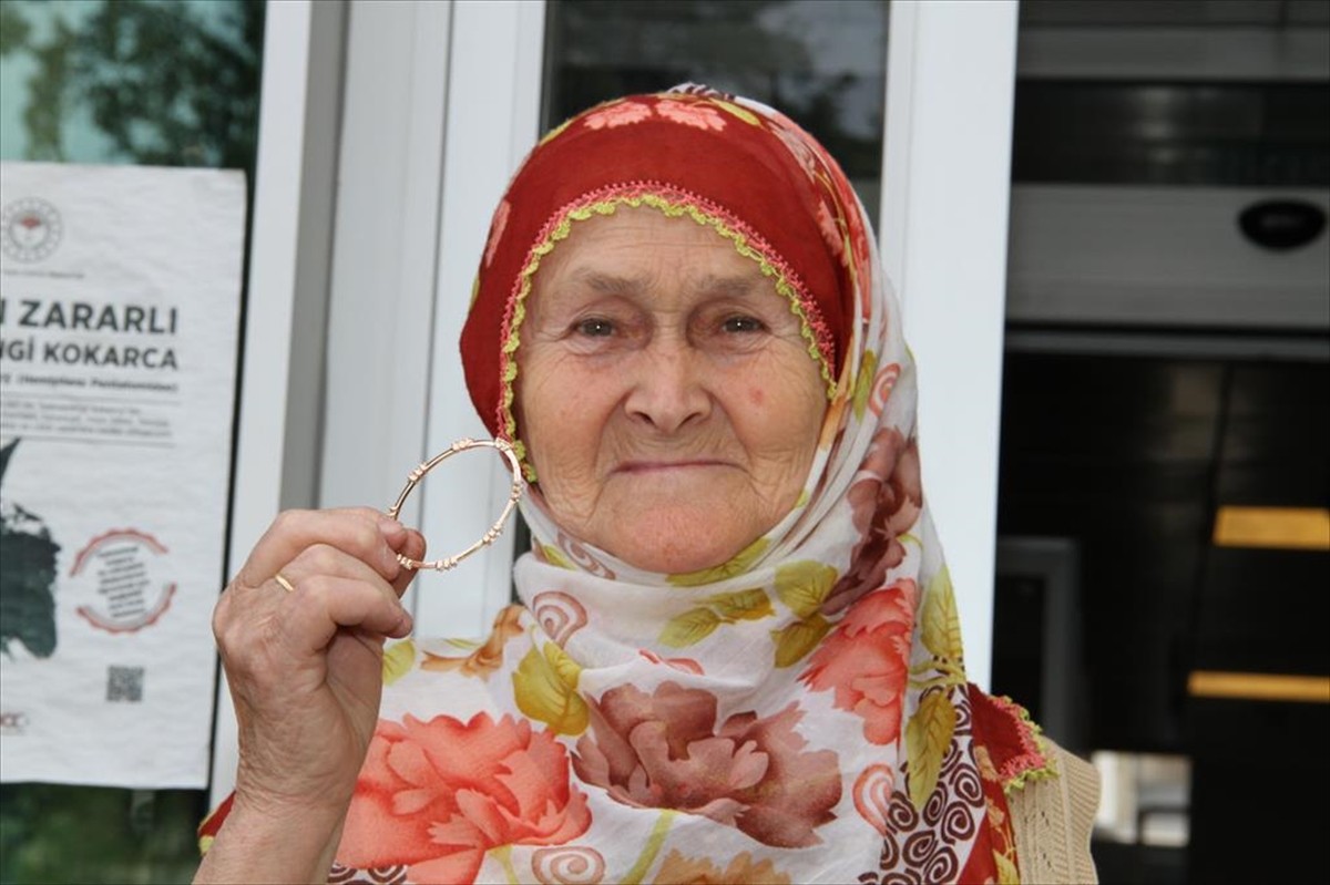 Giresun'un Yağlıdere ilçesinde 83 yaşındaki Hatun Demiray, yolda bulduğu yaklaşık 30 bin lira...