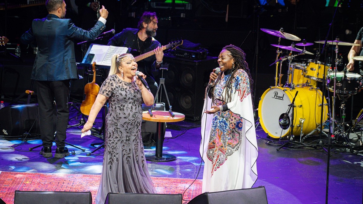  Grammy ödüllü İspanyol sanatçı Buika ile arabesk ve pop müzik sanatçısı Kibariye, İstanbul'da...