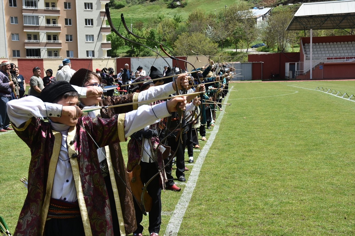 Gümüşhane'de iki gün sürecek Geleneksel Türk Okçuluğu grup müsabakalarında 400 sporcu mücadele...