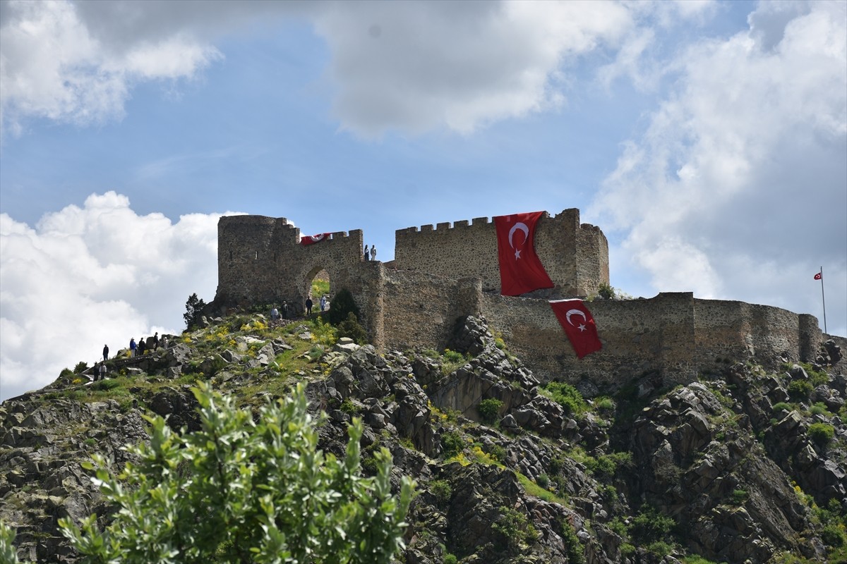 Gümüşhane'de, "Kov Kalesi Şenliği" gerçekleştirildi. Merkeze bağlı Esenyurt köyü sınırlarındaki...