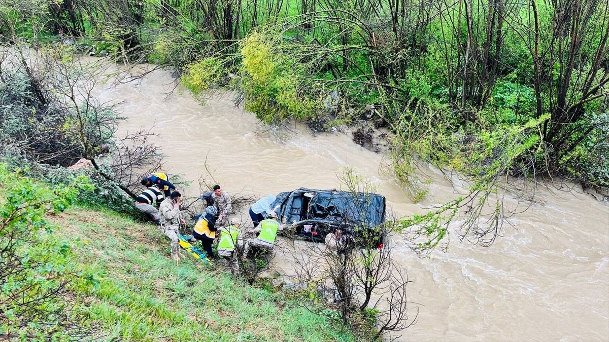 Gümüşhane'nin Kelkit ilçesinde hafif ticari aracın dere yatağına devrildiği kazada 1 çocuk öldü, 4...