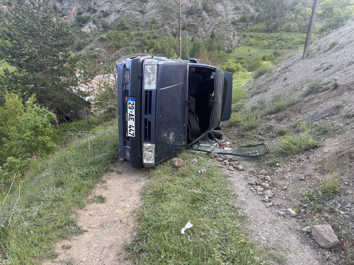 Gümüşhane'nin Torul ilçesinde devrilen otomobildeki 4 kişi yaralandı. Kaza yerine polis ve...