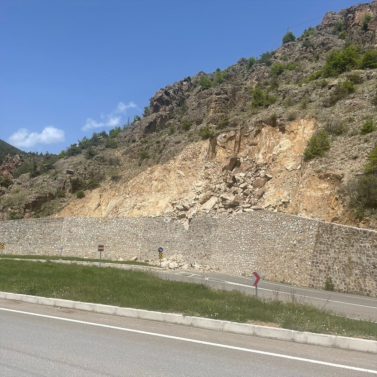 Gümüşhane'nin Torul ilçesinde meydana gelen heyelan nedeniyle Kaledibi Mahallesi'nin yolu tedbir...