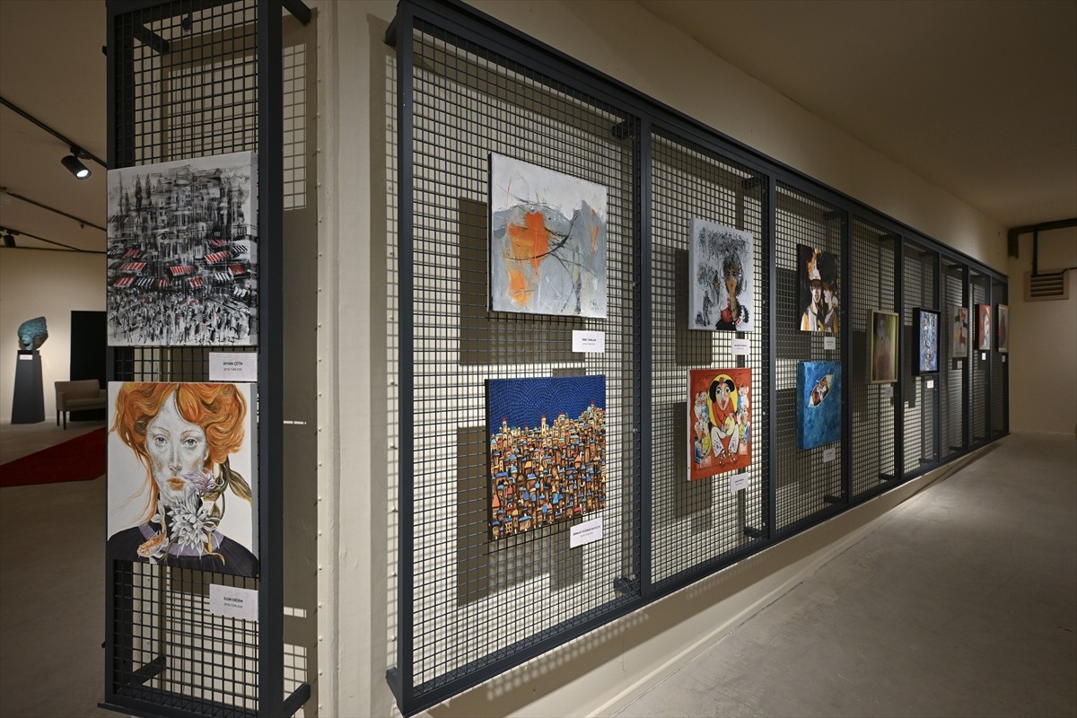 Güven Hastanesi'nin 50'nci yılına özel 50 özgün eseri barındıran "50 Sanatçı 50 Eser" sergisi...