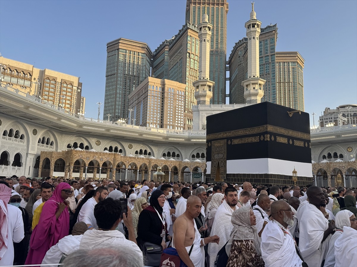 Hac farizasını yerine getirmek için ilk olarak Mediye'ye gelen Türk hacı adayları ve diyanet...