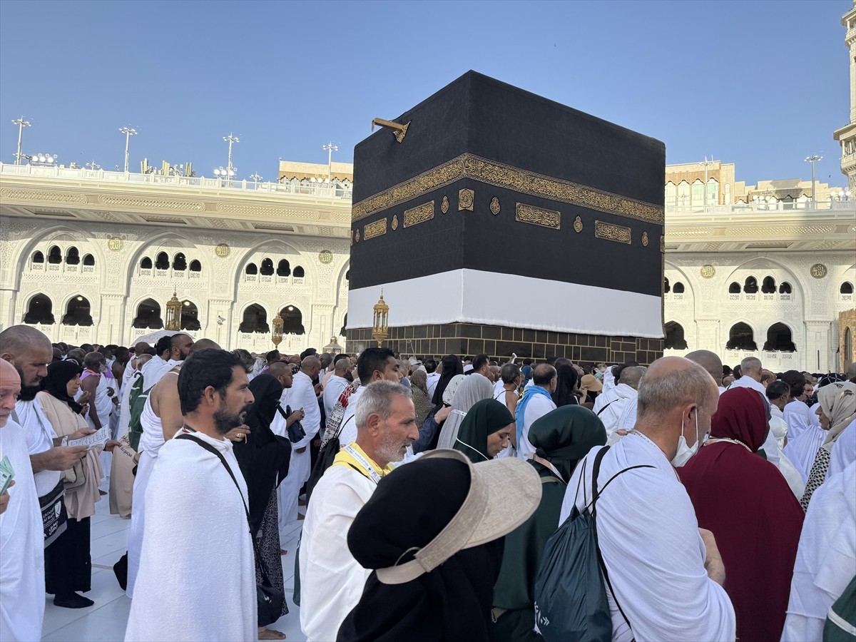 Hac farizasını yerine getirmek için ilk olarak Mediye'ye gelen Türk hacı adayları ve diyanet...