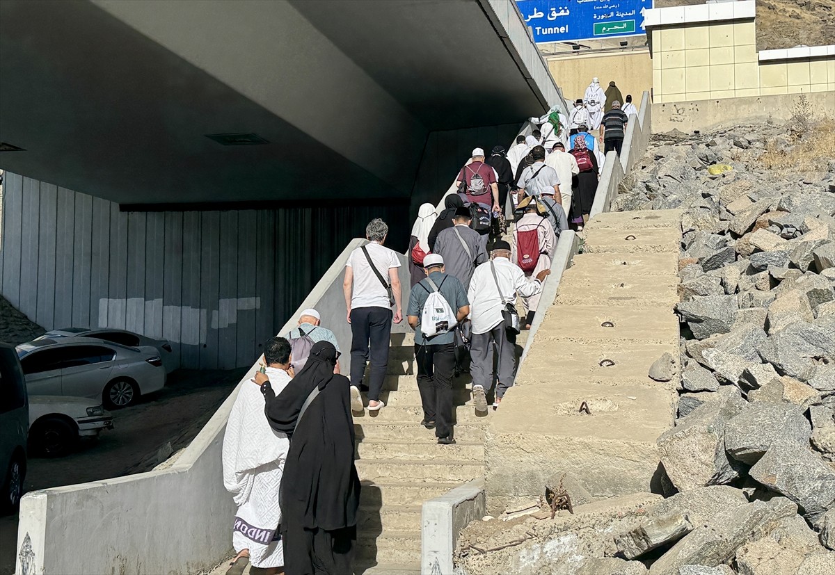 Hac ibadetini yapmak için Mekke'de bulunan yüz binlerce hacı adayı, Kurban Bayramı öncesi son cuma...