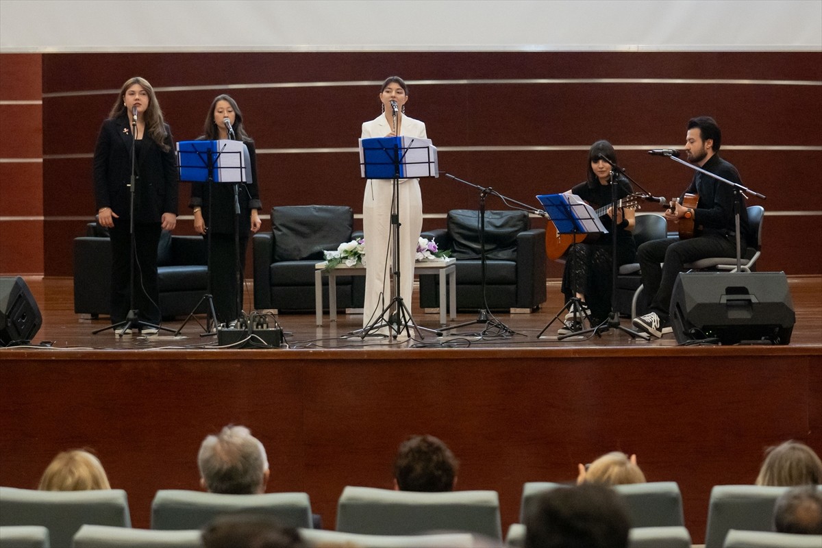 Hacettepe Üniversitesinde, "Anneyle Güçlü Aile: Evrensel Bir Bağ Olarak Annelik" temalı panel...