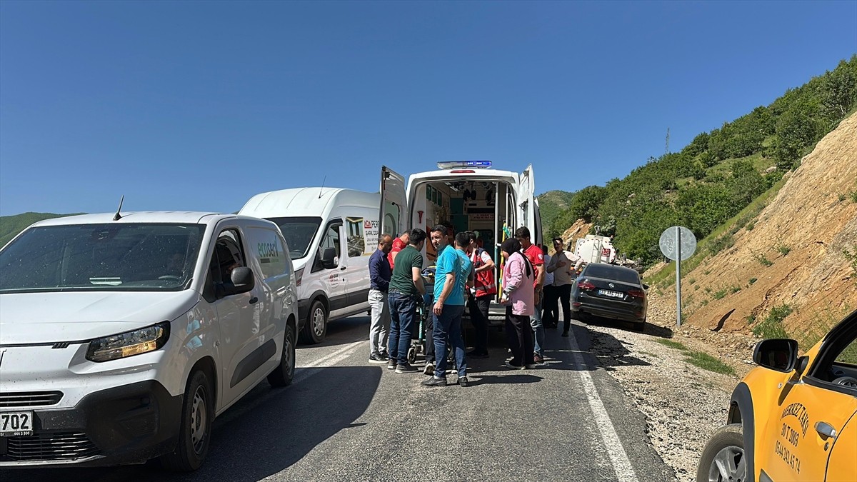 Hakkari'nin Şemdinli ilçesinde öğrenci taşıyan minibüsün devrilmesi sonucu 14 kişi...