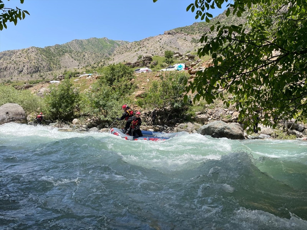 Hakkari'nin Yüksekova ilçesinde 10 Mayıs'ta Avaşin Deresi'ne düşerek kaybolan 16 yaşındaki Neçir...