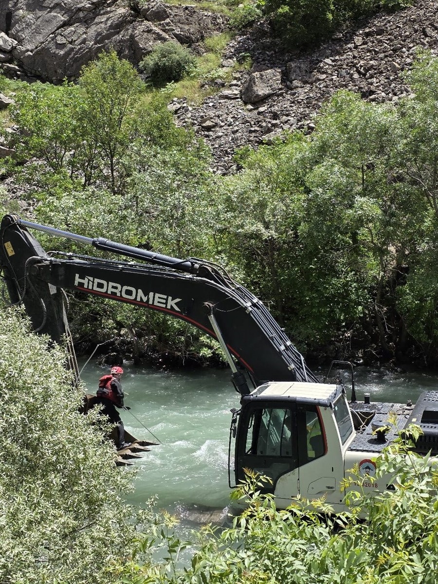 Hakkari'nin Yüksekova ilçesinde 10 Mayıs'ta Avaşin Deresi'ne düşerek kaybolan 16 yaşındaki Neçir...