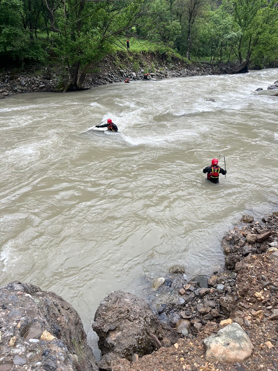 Hakkari'nin Yüksekova ilçesinde, Avaşin Deresi'nde kaybolan genci arama çalışmaları...