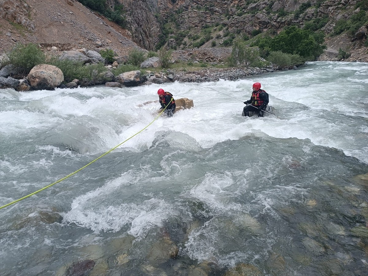 Hakkari'nin Yüksekova ilçesinde Avaşin Deresi'nde kaybolan genci arama çalışmaları devam ediyor....