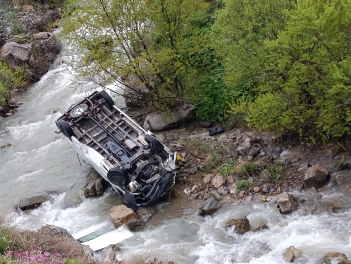 Hakkari'nin Yüksekova ilçesinde yol şantiyesinde çalışan işçileri taşıyan minibüsün şarampole...