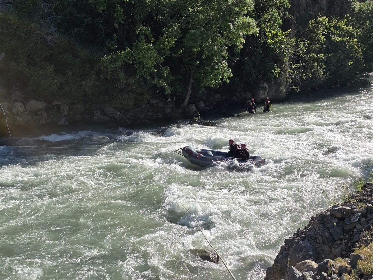 Hakkari'nin Yüksekova ilçesindeki Avaşin Deresi'nde kaybolan genci arama çalışmalarına devam...