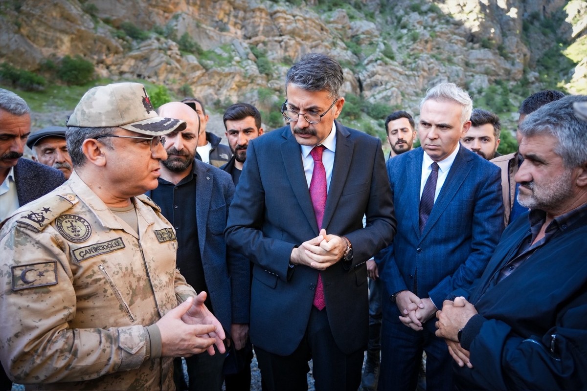 Hakkari Valisi ve Belediye Başkan Vekili Ali Çelik, (ortada) Yüksekova ilçesinde derede kaybolan...