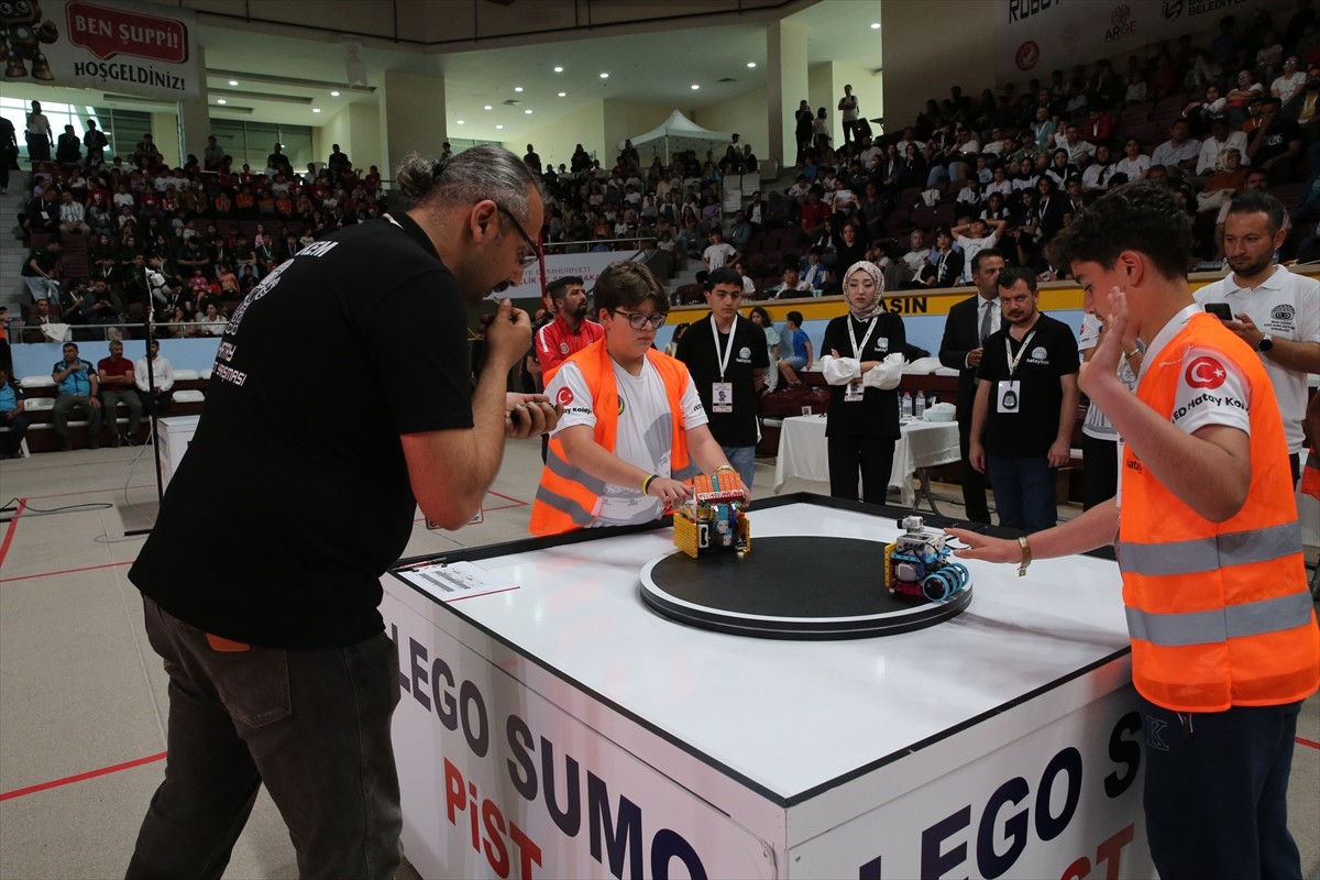 Hatay'da, İl Milli Eğitim Müdürlüğünce düzenlenen "Hataybot Robot Yarışması"nda dereceye giren...