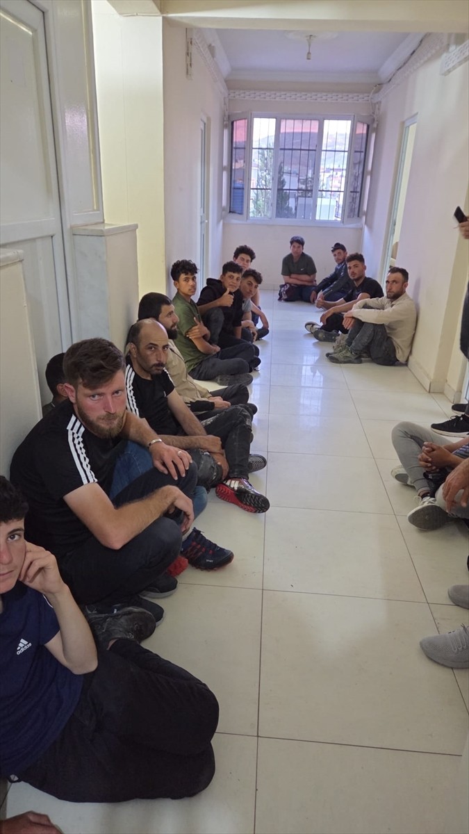 Hatay'da yurda yasa dışı yollarla girdikleri belirlenen 65 Suriye uyruklu yakalandı.