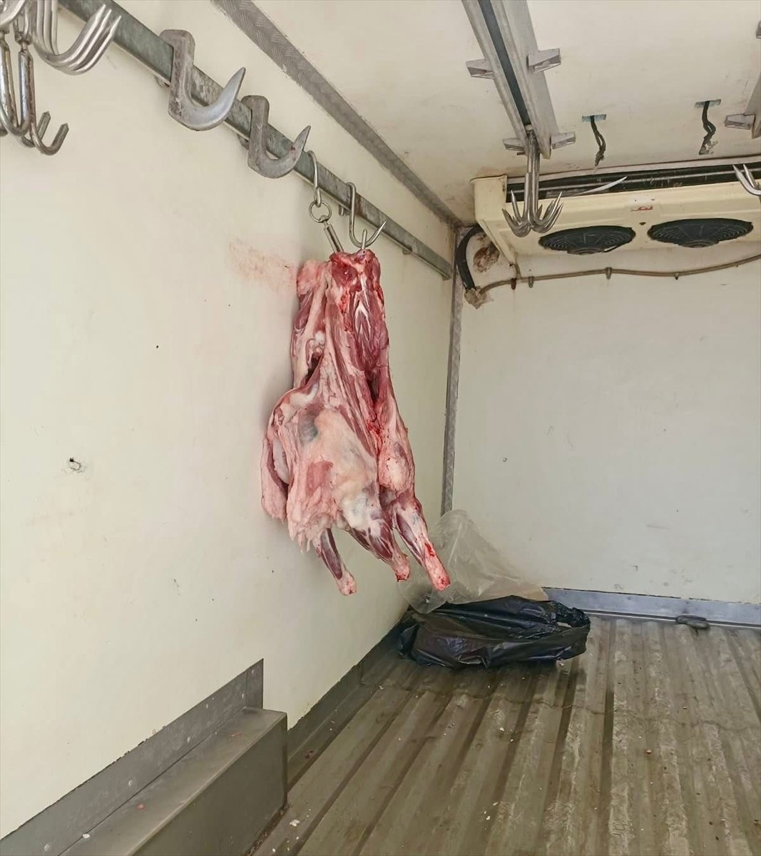 Hatay'ın merkez Antakya ilçesinde uygun koşullar sağlanmadan taşınan 34 kilogram bozulmuş et ele...