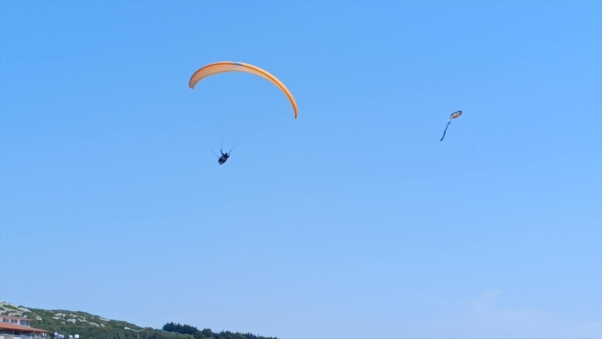 Hatay'ın Samandağ ilçesinde, "Ülkem Havada Okuyor" projesi kapsamında yamaç paraşütüyle atlayış...
