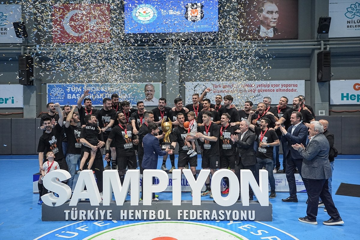 Hentbol Erkekler Süper Lig play-off final serisinde Nilüfer Belediyespor'u 3-0 yenerek şampiyon...